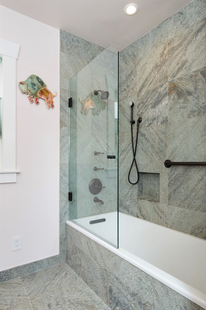 Inredning av ett klassiskt mellanstort svart svart en-suite badrum, med skåp i mellenmörkt trä, ett badkar i en alkov, en dusch/badkar-kombination, grå kakel, stenkakel, beige väggar, ett nedsänkt handfat, granitbänkskiva, grått golv och dusch med gångjärnsdörr
