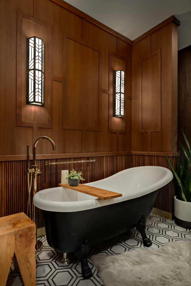 Modelo de cuarto de baño principal de estilo americano con bañera con patas, suelo con mosaicos de baldosas, suelo multicolor, panelado, madera y paredes marrones