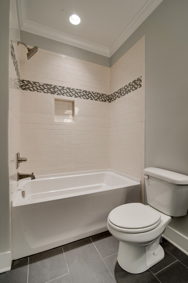 Exemple d'une douche en alcôve chic de taille moyenne pour enfant avec un placard à porte shaker, des portes de placard bleues, WC séparés, un carrelage blanc, un carrelage métro, un mur gris, un sol en carrelage de porcelaine, un lavabo encastré et un plan de toilette en quartz modifié.