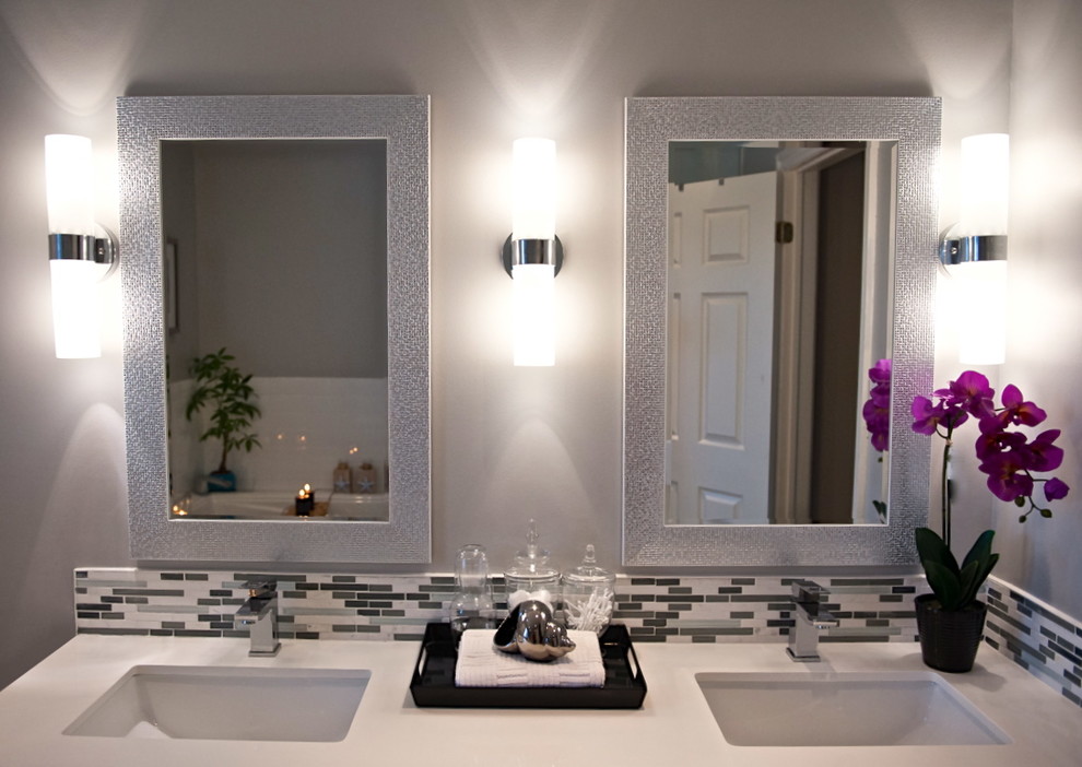 Cette photo montre une salle de bain principale chic de taille moyenne avec un placard à porte shaker, des portes de placard blanches, un plan de toilette en quartz, un carrelage multicolore, mosaïque et un mur gris.