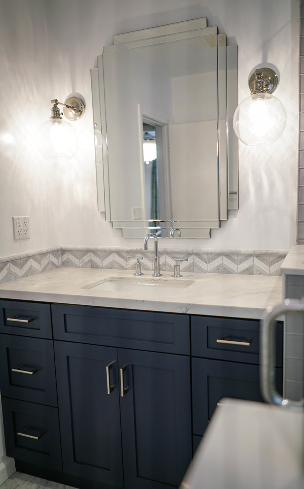 Bild på ett mellanstort funkis badrum med dusch, med skåp i shakerstil, blå skåp, grå kakel, marmorkakel, vita väggar, marmorgolv, ett undermonterad handfat, bänkskiva i kvarts och grått golv