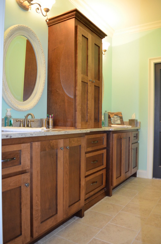 Immagine di una stanza da bagno per bambini classica di medie dimensioni con lavabo sottopiano, ante in stile shaker, ante in legno scuro, top in granito, pareti blu e pavimento in travertino
