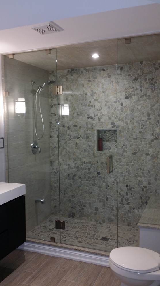 Esempio di una stanza da bagno padronale mediterranea di medie dimensioni con doccia ad angolo