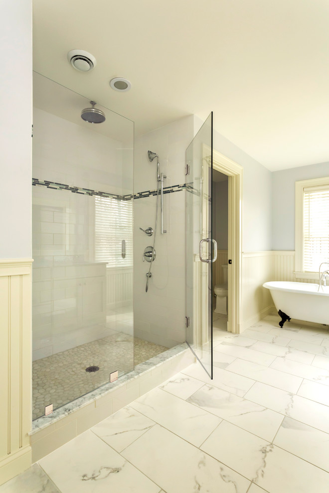Großes Klassisches Badezimmer En Suite mit Löwenfuß-Badewanne, Duschnische, weißen Fliesen, Metrofliesen, grauer Wandfarbe, Keramikboden, weißem Boden und Falttür-Duschabtrennung in Miami