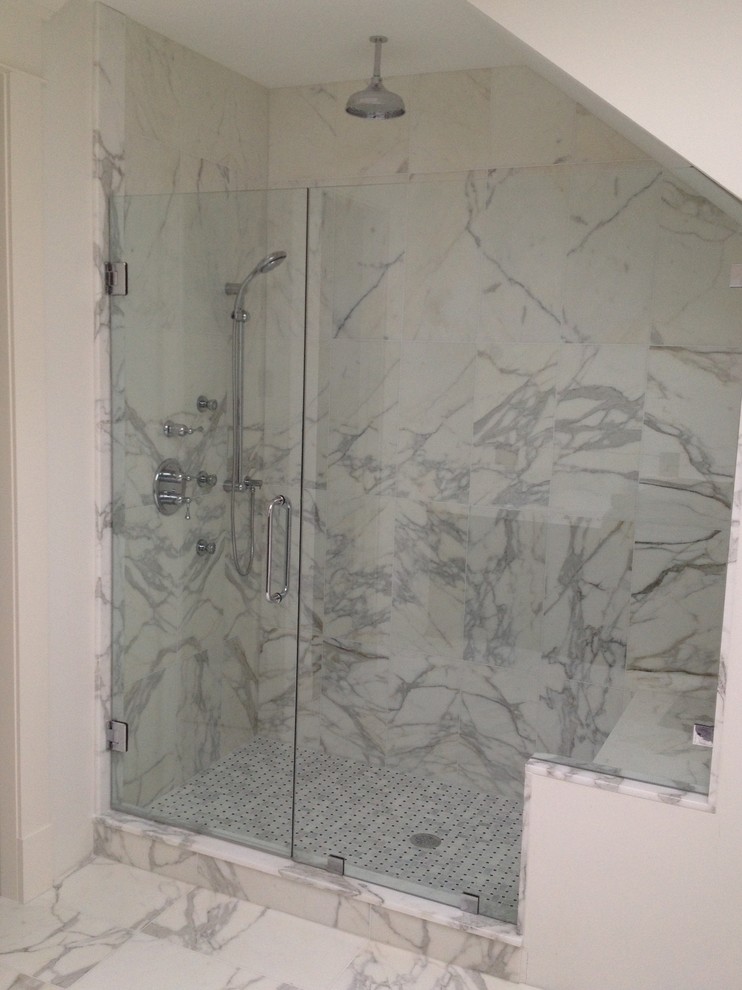 Foto di una grande stanza da bagno padronale contemporanea con ante grigie, top in marmo, doccia doppia, piastrelle grigie, piastrelle in pietra, pareti bianche e pavimento in marmo