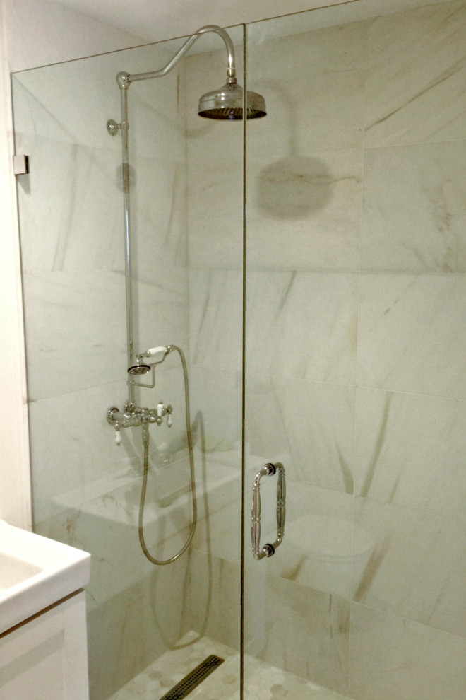 Modelo de cuarto de baño actual de tamaño medio con ducha doble, baldosas y/o azulejos beige, suelo de baldosas tipo guijarro, paredes beige y aseo y ducha