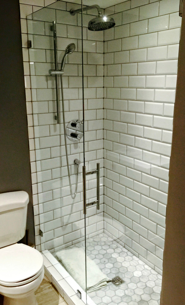 Immagine di una stanza da bagno con doccia stile americano di medie dimensioni con lavabo integrato, doccia doppia, WC a due pezzi, piastrelle bianche, piastrelle diamantate, pareti grigie e pavimento in marmo