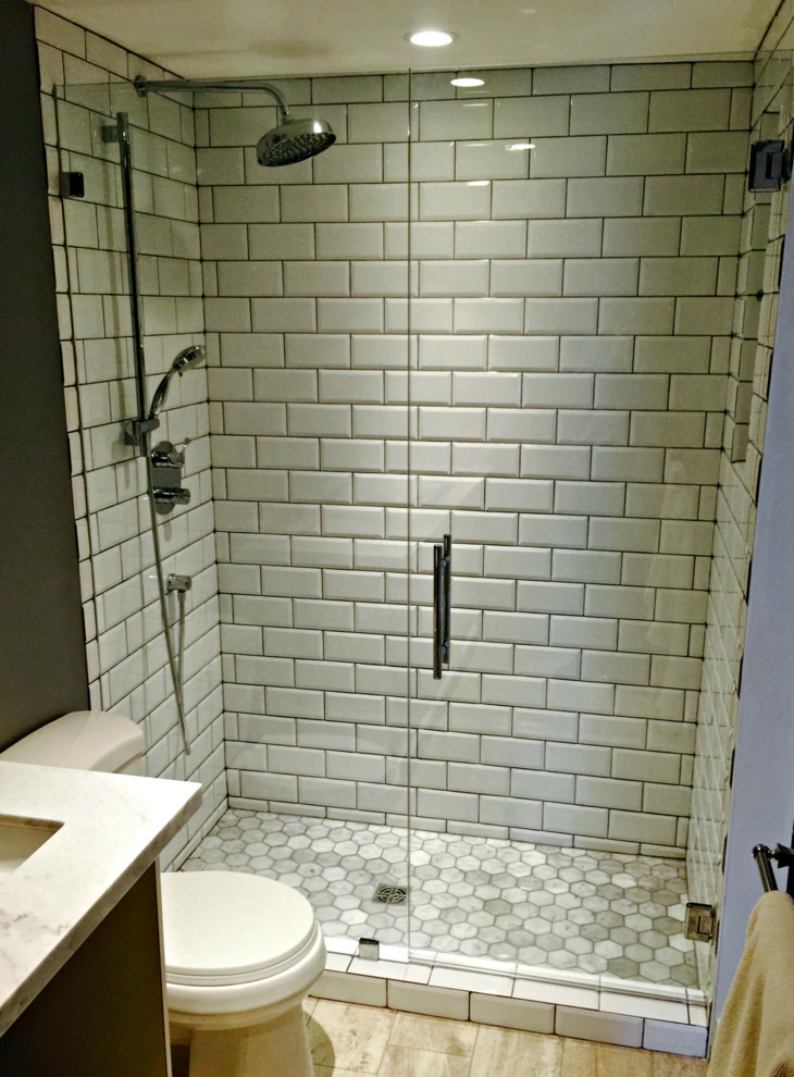 Inspiration pour une salle de bain principale design de taille moyenne avec une douche double, un carrelage blanc et des carreaux en allumettes.