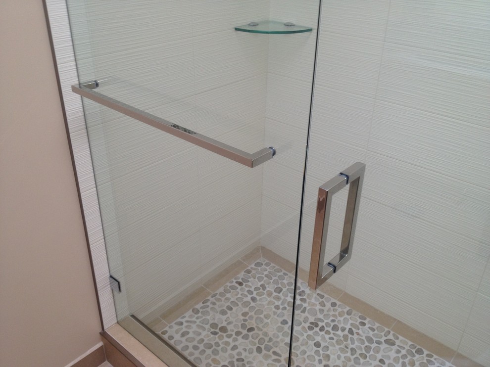 Стильный дизайн: ванная комната среднего размера в стиле модернизм с двойным душем, белой плиткой, галечной плиткой, бежевыми стенами, полом из керамогранита и душевой кабиной - последний тренд