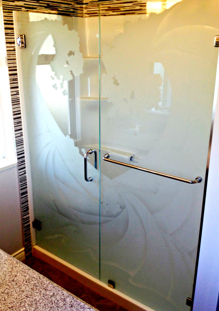 Idee per una stanza da bagno padronale minimal di medie dimensioni con doccia doppia, piastrelle bianche e piastrelle a listelli