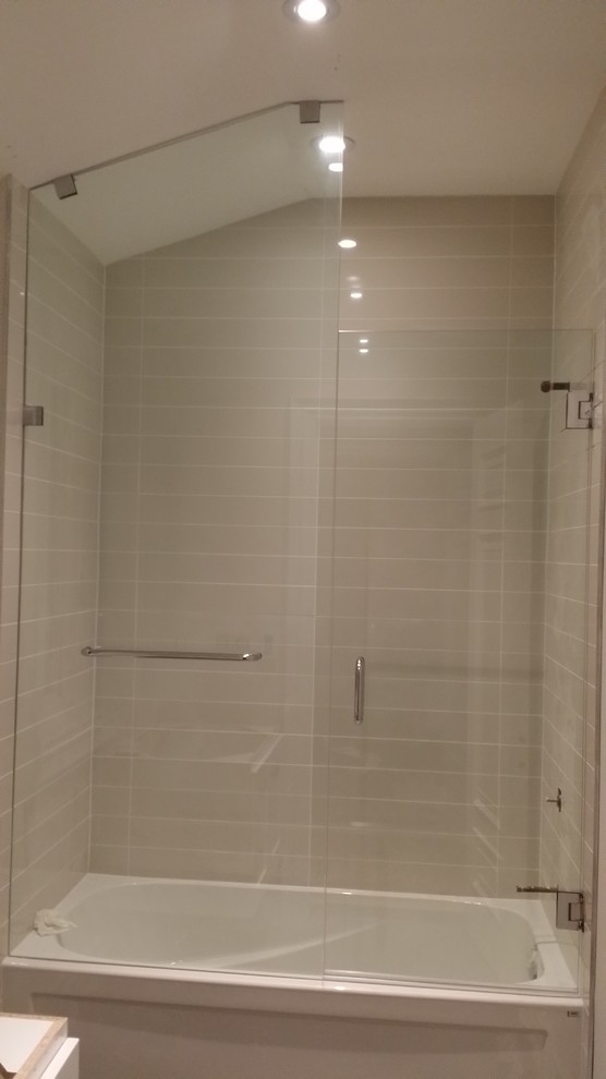 Idee per una stanza da bagno padronale design di medie dimensioni con doccia ad angolo