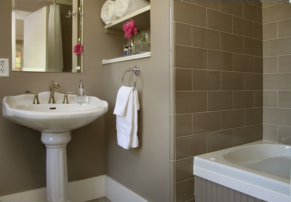 Cette photo montre une salle de bain chic avec un lavabo de ferme, une baignoire posée, un combiné douche/baignoire, un carrelage beige, un carrelage métro et un mur beige.