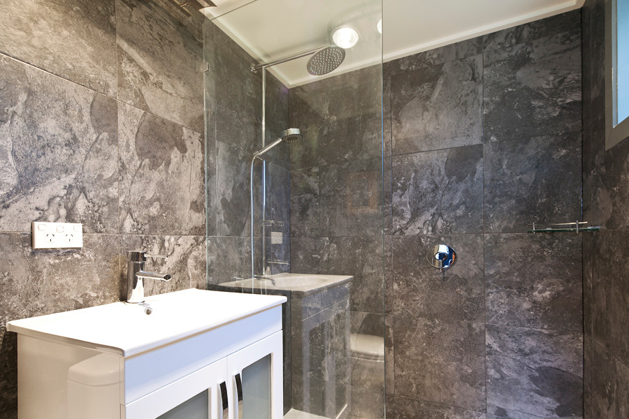Diseño de cuarto de baño contemporáneo pequeño con lavabo tipo consola y ducha a ras de suelo