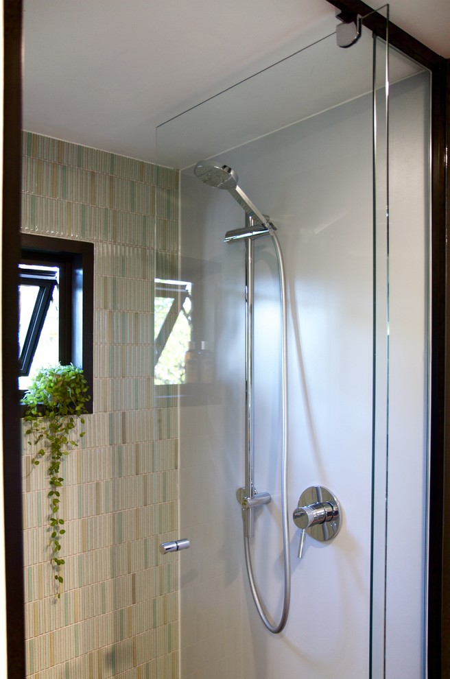Diseño de cuarto de baño contemporáneo pequeño con ducha empotrada, paredes blancas, suelo de madera oscura y encimera de madera