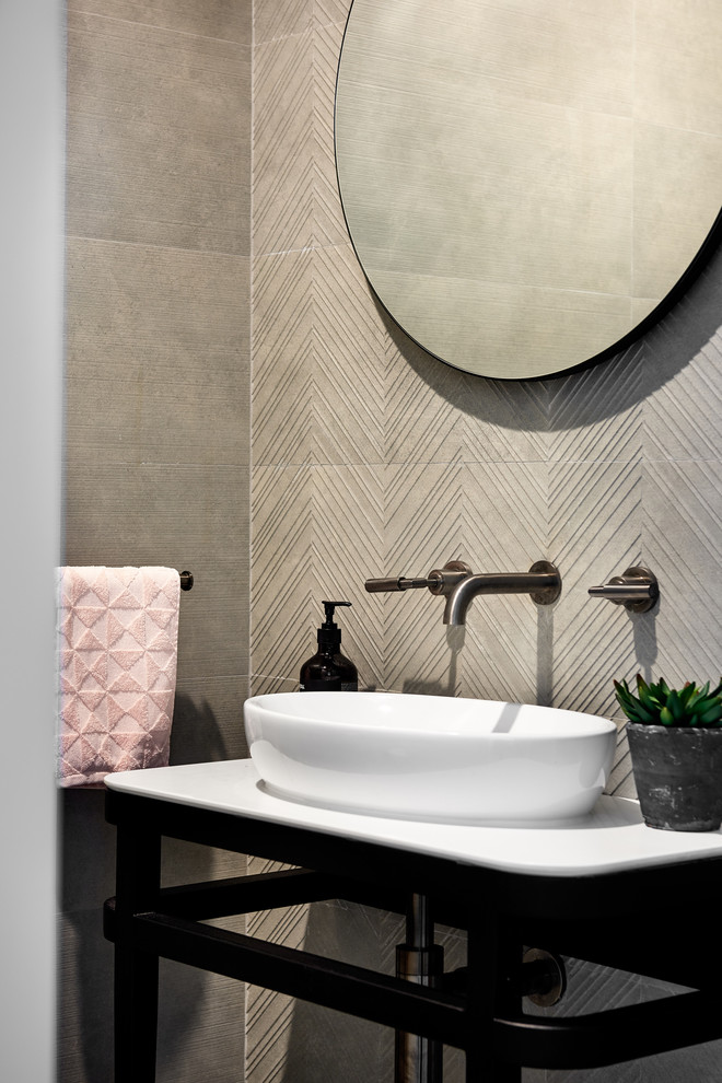 Idée de décoration pour une salle de bain design de taille moyenne avec un placard sans porte, un carrelage gris, des carreaux de porcelaine, un mur gris, un sol en carrelage de porcelaine, un plan de toilette en surface solide, un sol gris et un plan de toilette blanc.