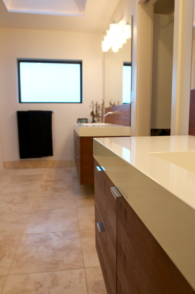 Exempel på ett stort modernt bastu, med ett integrerad handfat, släta luckor, skåp i mörkt trä, ett platsbyggt badkar, en toalettstol med hel cisternkåpa, beige kakel, porslinskakel, bänkskiva i akrylsten, vita väggar och travertin golv