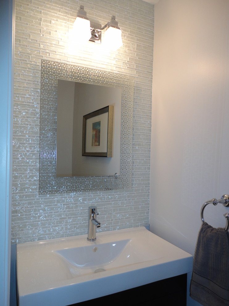 Idéer för ett litet modernt badrum med dusch, med ett konsol handfat, vit kakel, stickkakel och vita väggar