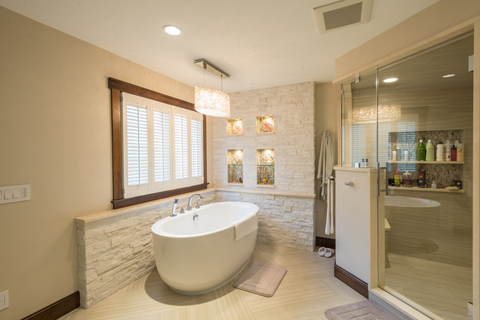 Esempio di una grande stanza da bagno padronale classica con vasca freestanding, doccia ad angolo, piastrelle beige, piastrelle a mosaico, pareti beige, pavimento in gres porcellanato e top in superficie solida
