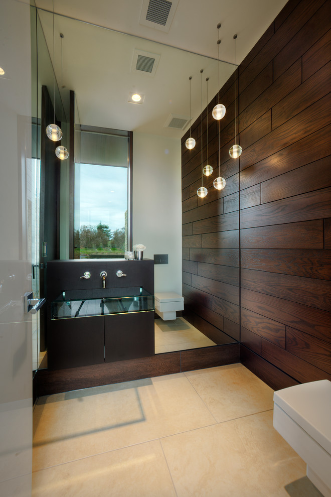 Стильный дизайн: большая главная ванная комната в стиле модернизм с монолитной раковиной, плоскими фасадами, белыми фасадами, столешницей из искусственного камня, отдельно стоящей ванной, инсталляцией, белой плиткой, коричневыми стенами и полом из известняка - последний тренд