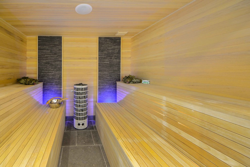Ejemplo de sauna contemporánea grande con baldosas y/o azulejos grises, losas de piedra y suelo de piedra caliza