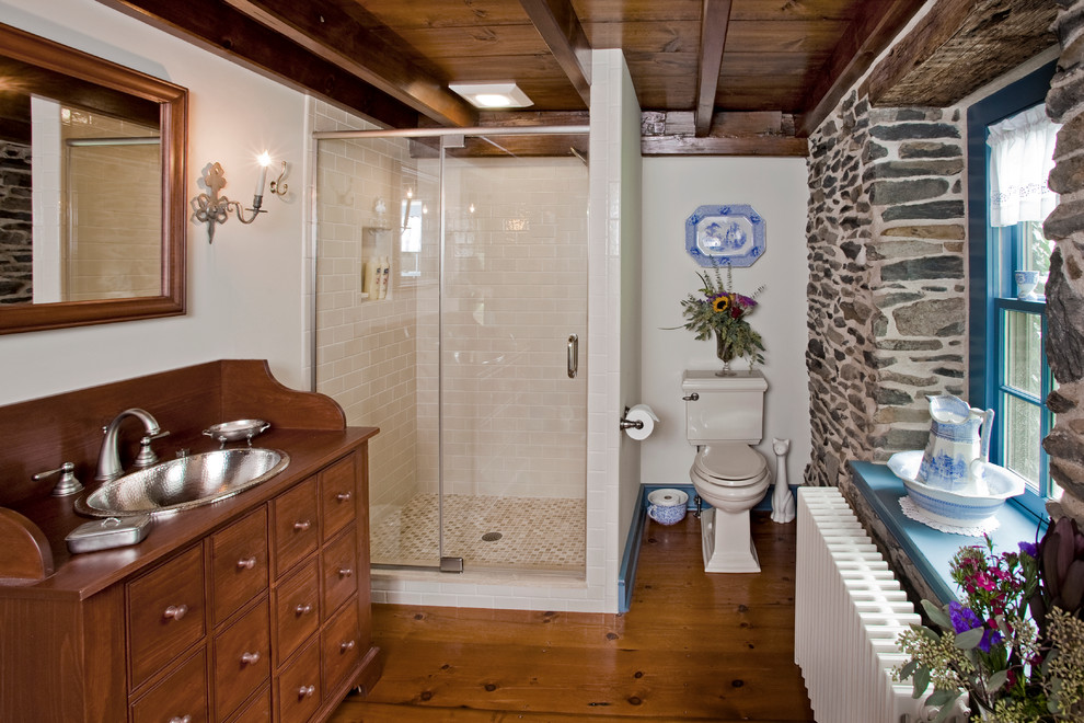 Exemple d'une salle de bain nature en bois brun de taille moyenne avec une douche d'angle, WC à poser, un mur blanc, un sol en bois brun, un lavabo posé, un placard en trompe-l'oeil, un plan de toilette en bois, un carrelage blanc et un carrelage métro.