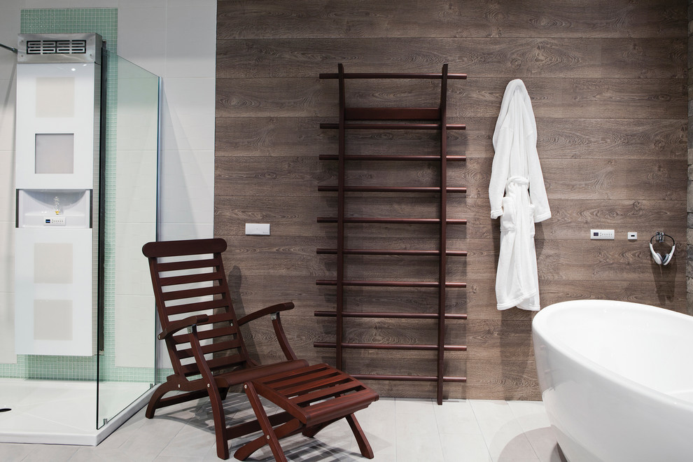 Ejemplo de cuarto de baño actual con bañera exenta y baldosas y/o azulejos blancos