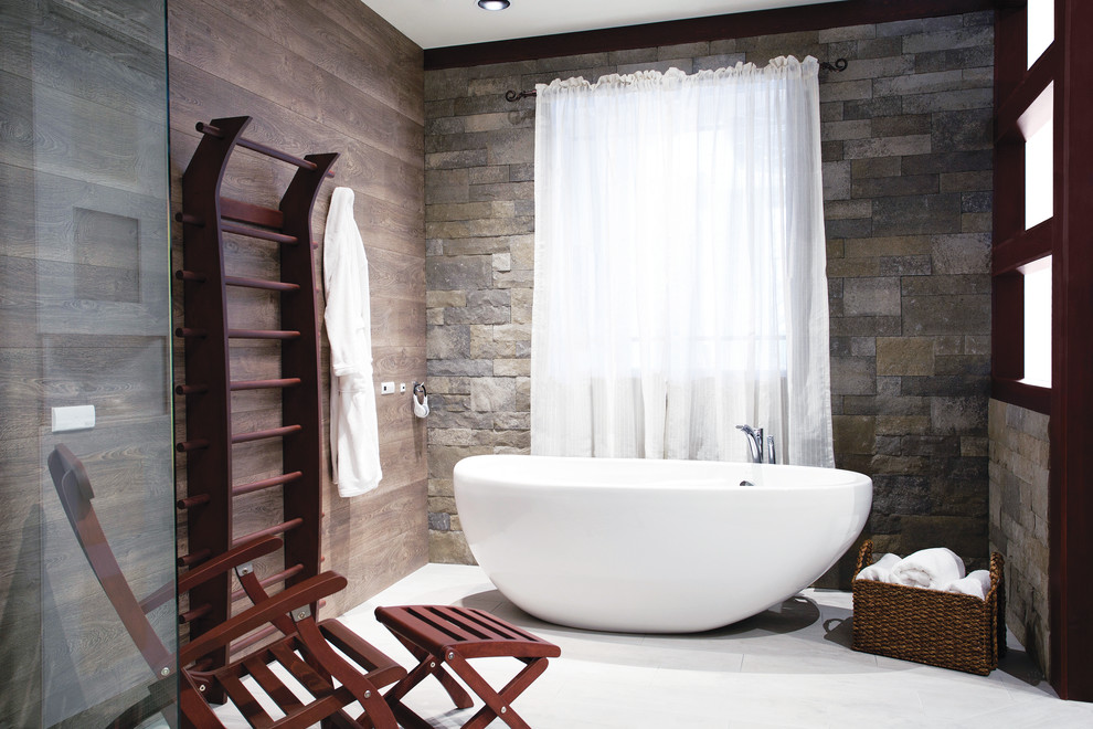 Cette photo montre une salle de bain tendance avec une baignoire indépendante et un carrelage blanc.