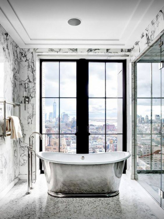 Свежая идея для дизайна: большая главная ванная комната в современном стиле с отдельно стоящей ванной, разноцветными стенами, мраморным полом и разноцветным полом - отличное фото интерьера