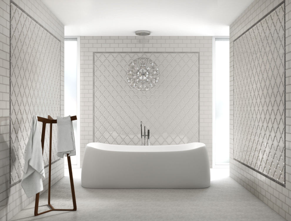 Diseño de cuarto de baño principal actual grande con bañera exenta, baldosas y/o azulejos blancos, baldosas y/o azulejos de cerámica y paredes blancas