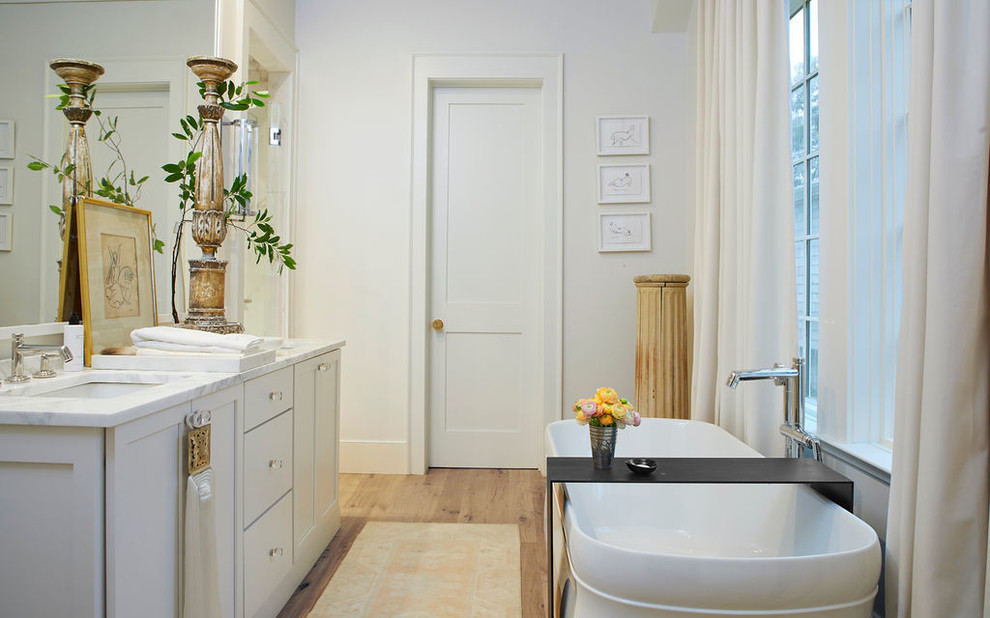 Idéer för vintage vitt en-suite badrum, med skåp i shakerstil, grå skåp, ett fristående badkar, vita väggar, ljust trägolv, ett undermonterad handfat och beiget golv