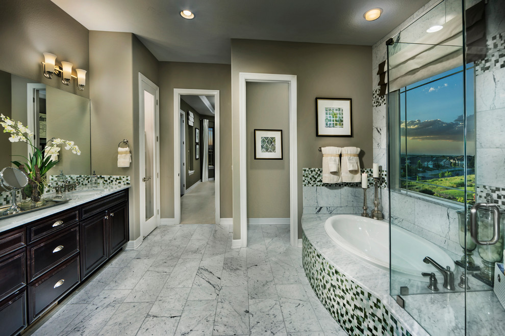 На фото: огромная главная ванная комната в стиле неоклассика (современная классика) с темными деревянными фасадами, накладной ванной, душем в нише, белой плиткой, бежевыми стенами, мраморным полом и мраморной столешницей