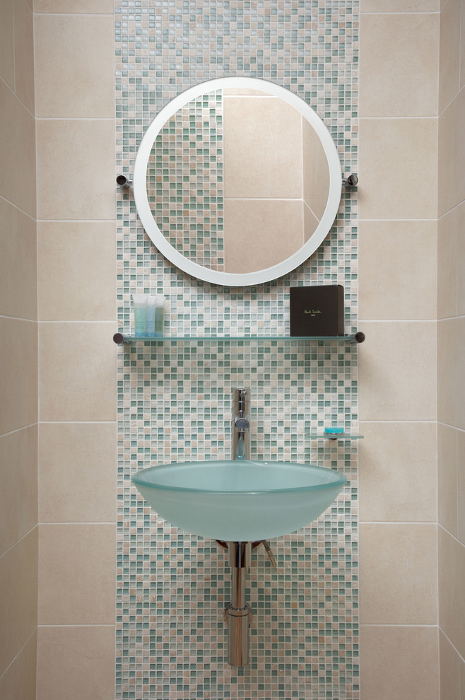 Modern inredning av ett badrum, med ett väggmonterat handfat