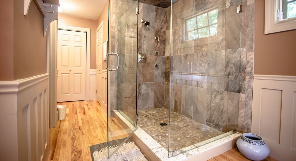 Идея дизайна: ванная комната в стиле неоклассика (современная классика) с двойным душем, разноцветной плиткой, каменной плиткой и розовыми стенами