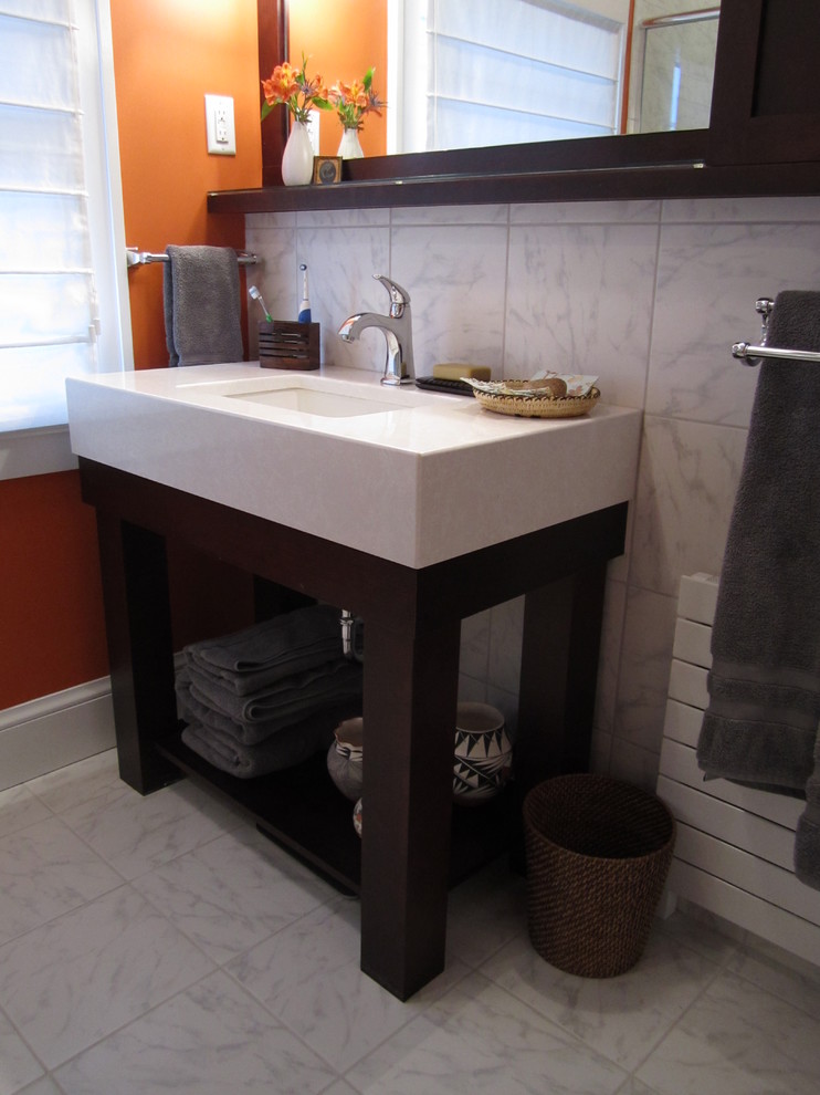Idéer för att renovera ett funkis badrum, med ett undermonterad handfat, skåp i shakerstil, skåp i mörkt trä, bänkskiva i akrylsten, en dusch i en alkov, en toalettstol med separat cisternkåpa, vit kakel och keramikplattor
