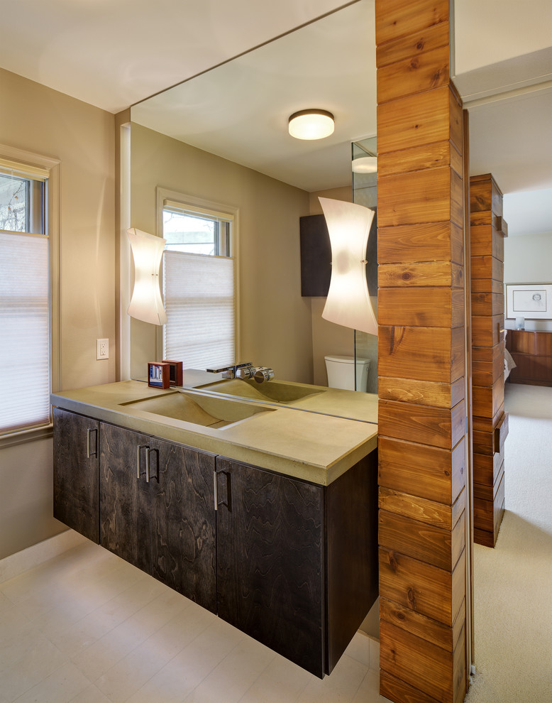 Пример оригинального дизайна: ванная комната в стиле модернизм с монолитной раковиной, темными деревянными фасадами, столешницей из бетона, душем без бортиков, раздельным унитазом, бежевой плиткой, каменной плиткой, серыми стенами и полом из известняка