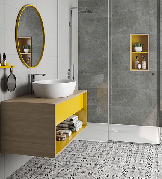 Exempel på ett mellanstort modernt badrum med dusch, med öppna hyllor, grå skåp, en dusch i en alkov, grå kakel, cementkakel, grå väggar, klinkergolv i porslin, ett fristående handfat, träbänkskiva, flerfärgat golv och dusch med gångjärnsdörr