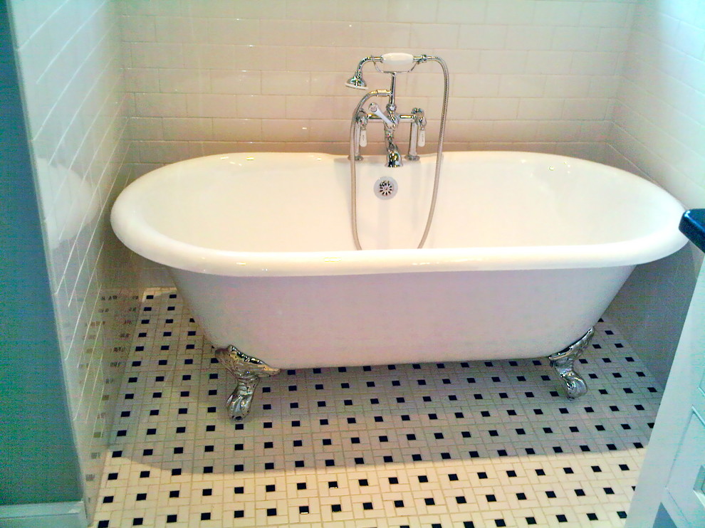 Imagen de cuarto de baño principal tradicional de tamaño medio con bañera con patas, baldosas y/o azulejos blancos, baldosas y/o azulejos de cerámica, paredes blancas y suelo de baldosas de cerámica