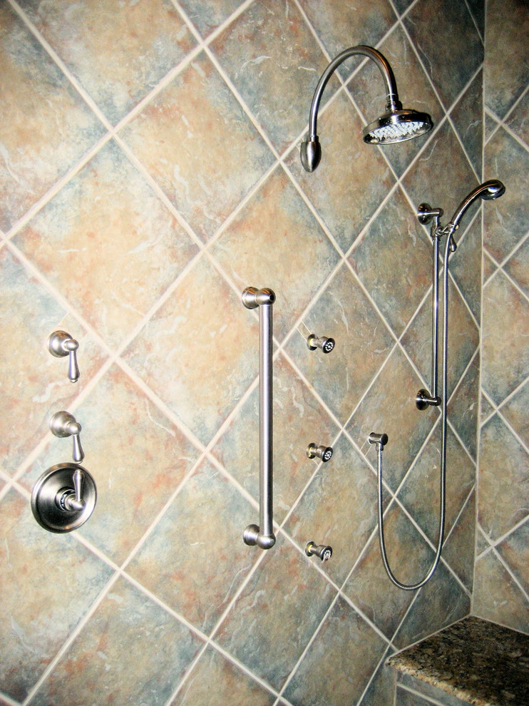 Idéer för stora vintage en-suite badrum, med en kantlös dusch och brun kakel