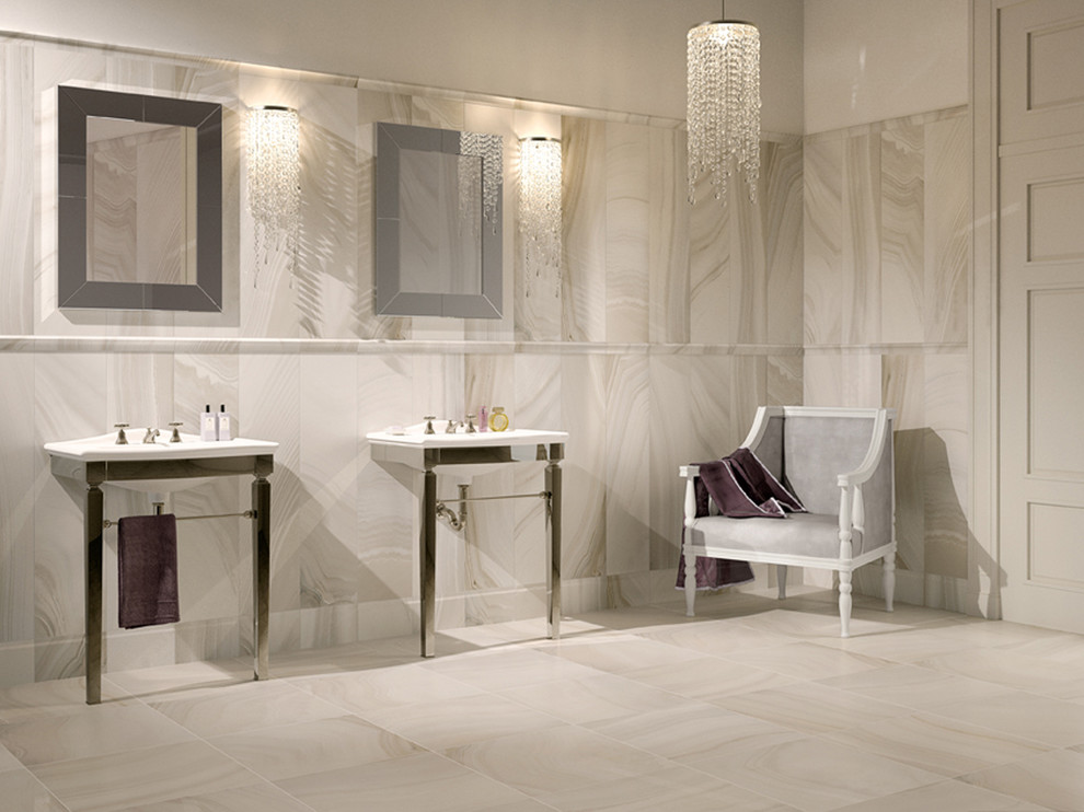 Foto di una grande stanza da bagno padronale classica con piastrelle beige, piastrelle in gres porcellanato, pareti bianche, pavimento in travertino, lavabo a colonna e pavimento beige