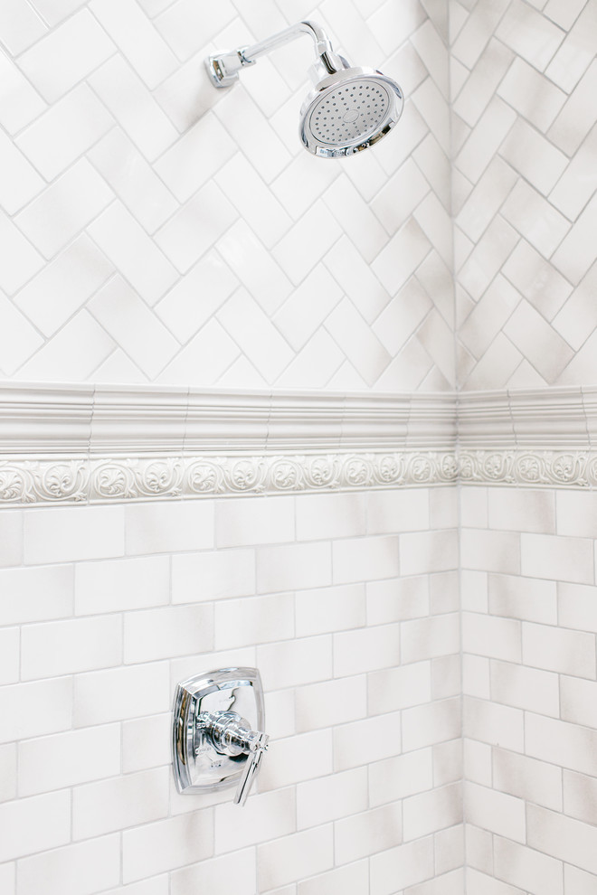 На фото: главная ванная комната среднего размера в классическом стиле с открытым душем, серой плиткой, керамической плиткой и накладной раковиной