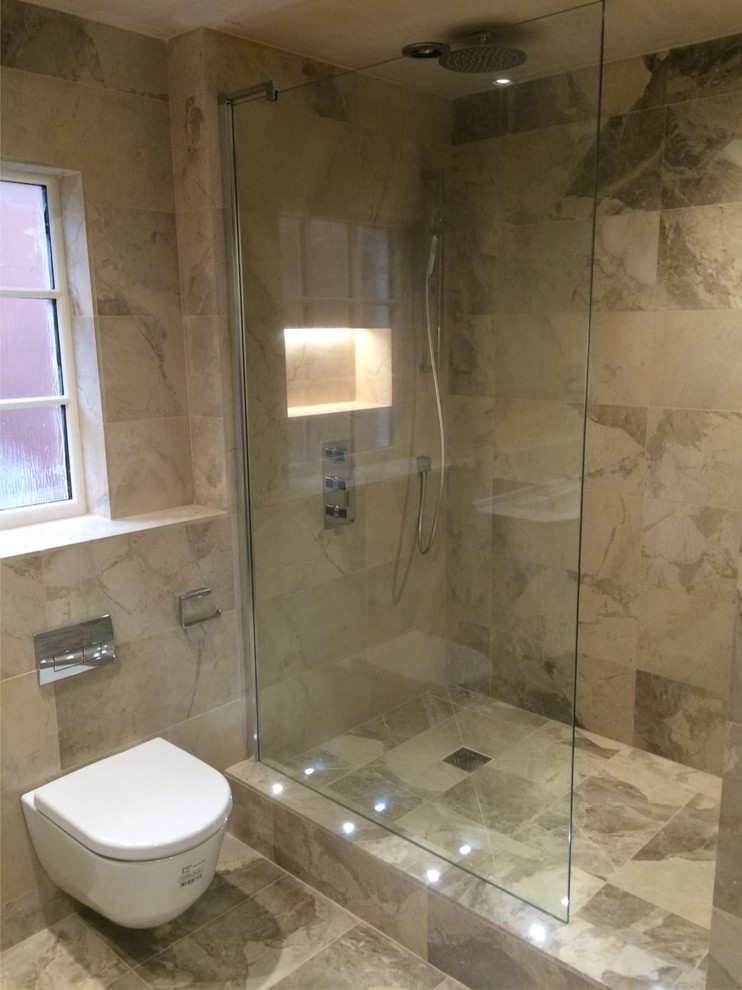 Idee per una grande stanza da bagno con doccia minimalista con ante lisce, ante bianche, doccia aperta, WC sospeso, piastrelle beige, piastrelle in pietra, pavimento in pietra calcarea e lavabo sospeso