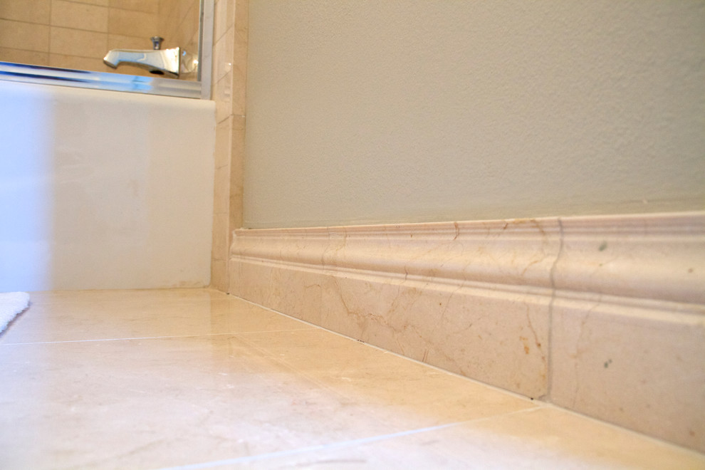 Mittelgroßes Modernes Duschbad mit Marmor-Waschbecken/Waschtisch, beigen Fliesen, Steinfliesen, beiger Wandfarbe und Marmorboden in Los Angeles