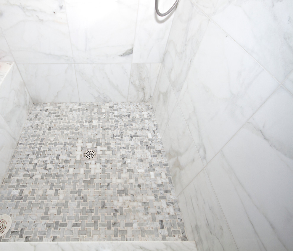Modelo de cuarto de baño principal actual grande con encimera de mármol, bañera encastrada, baldosas y/o azulejos blancos, baldosas y/o azulejos de piedra y suelo de mármol