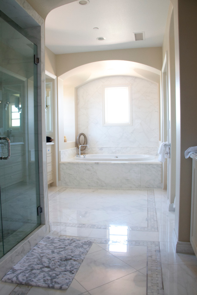 Idées déco pour une grande salle de bain principale contemporaine avec un plan de toilette en marbre, une baignoire posée, un carrelage blanc, un carrelage de pierre et un sol en marbre.