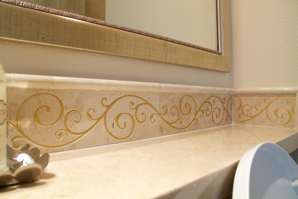 Ispirazione per una stanza da bagno con doccia minimal di medie dimensioni con top in marmo, piastrelle beige, piastrelle in pietra, pareti beige e pavimento in marmo