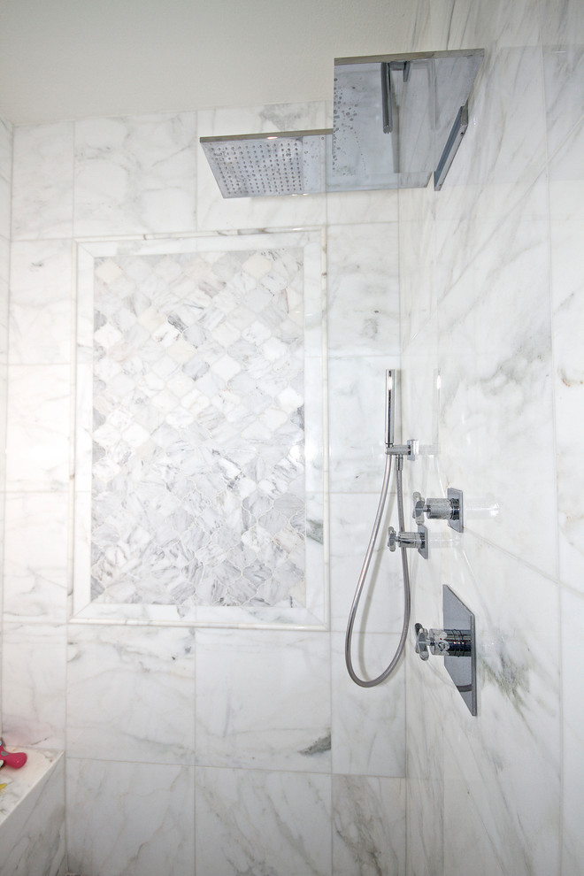 Idee per una grande stanza da bagno padronale minimal con top in marmo, vasca da incasso, piastrelle bianche, piastrelle in pietra e pavimento in marmo