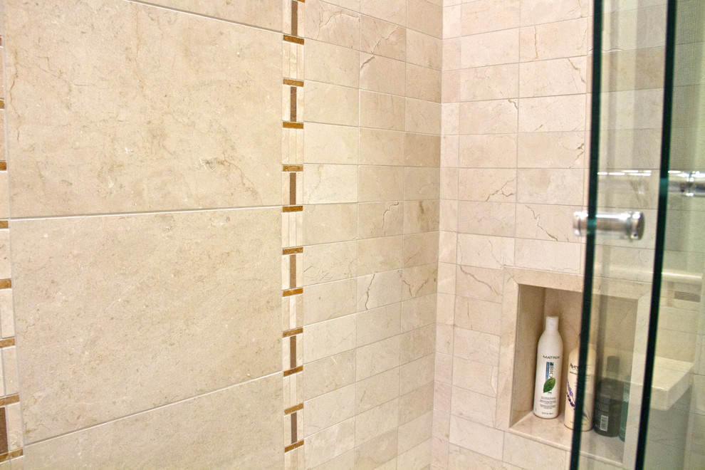 Immagine di una stanza da bagno con doccia contemporanea di medie dimensioni con top in marmo, piastrelle beige, piastrelle in pietra, pareti beige e pavimento in marmo