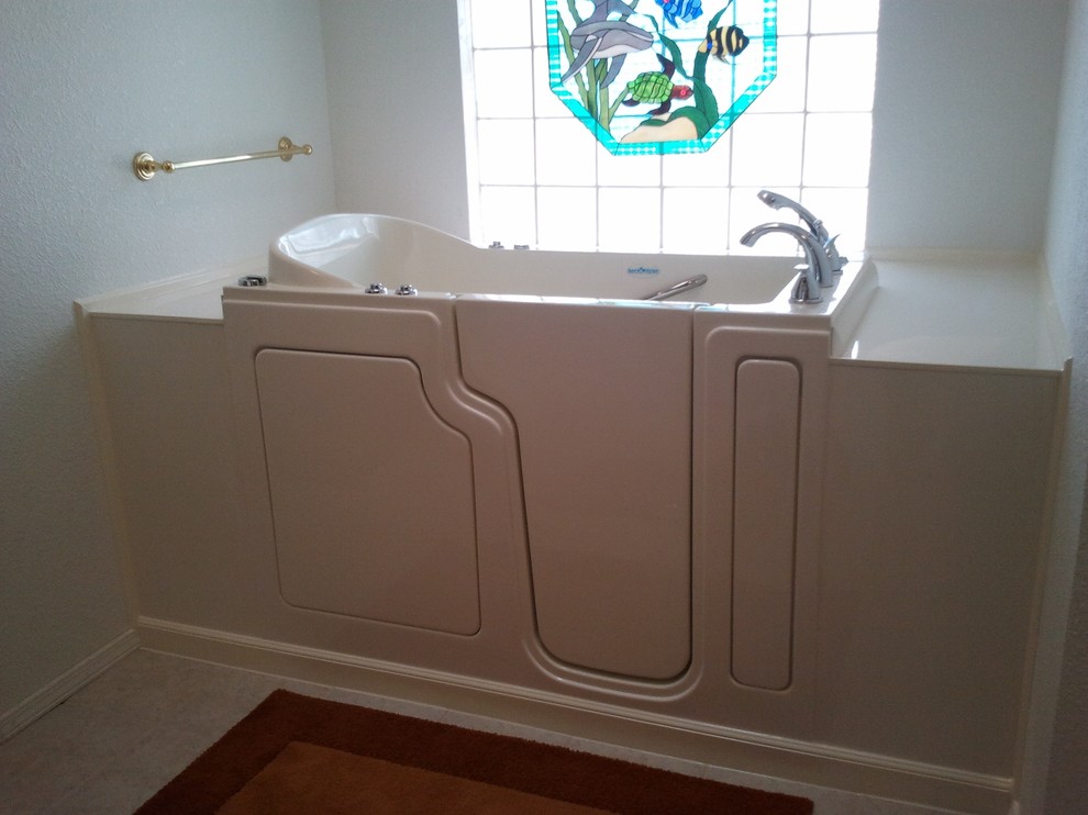 Foto di una stanza da bagno padronale classica con vasca ad alcova e pareti blu