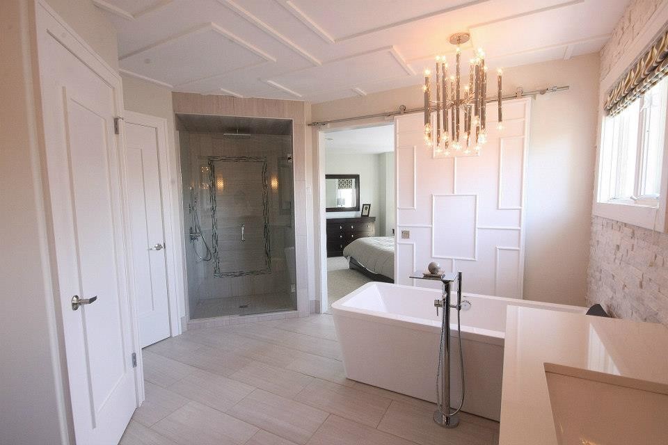 Свежая идея для дизайна: большая главная ванная комната в стиле неоклассика (современная классика) с отдельно стоящей ванной, душем в нише и полом из керамической плитки - отличное фото интерьера