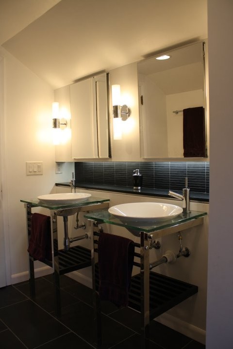 Пример оригинального дизайна: ванная комната среднего размера в современном стиле с открытыми фасадами, черной плиткой, удлиненной плиткой, белыми стенами, полом из линолеума, душевой кабиной, настольной раковиной, стеклянной столешницей, черным полом и открытым душем